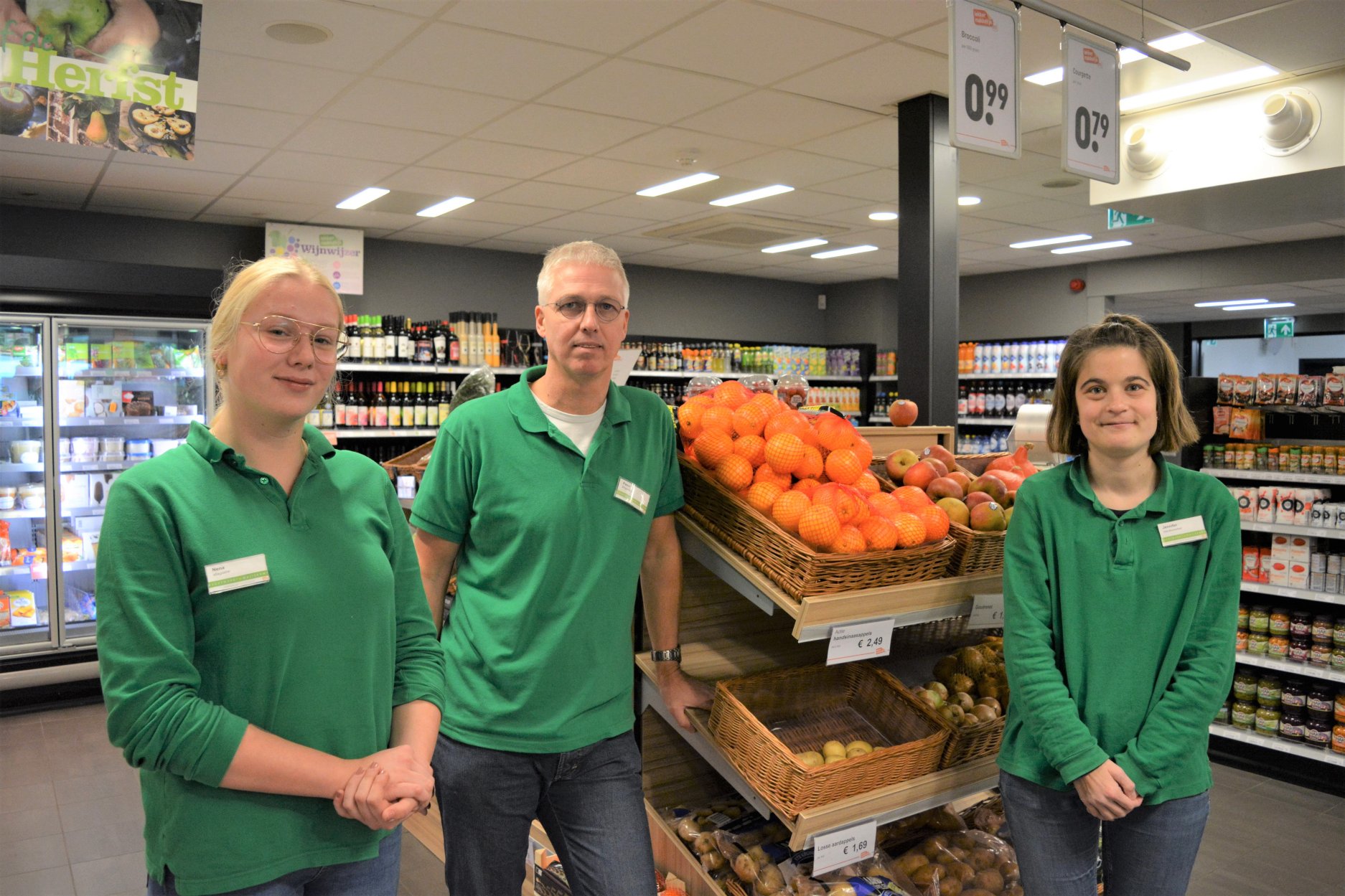 Manager Peter van Helvoort met stagiare Nena en medewerkster Jennifer.