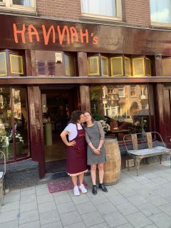 Hannah en Laura voor het restaurant.JPG