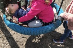 SFO Stichting Maatklas kindje in schommel.jpg
