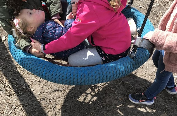 SFO Stichting Maatklas kindje in schommel.jpg