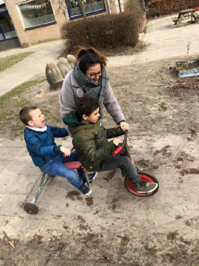 SFO foto 2 peuters op driewieler.PNG SFO foto 2 peuters op driewieler.PNG