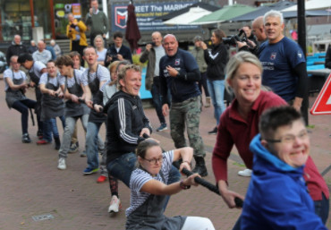 SFO touwtrekken met Dirk Kuyt.png SFO touwtrekken met Dirk Kuyt.png