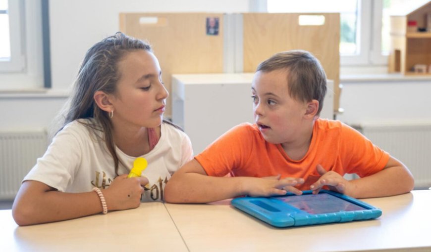 SFO kind met tablet.png SFO kind met tablet.png