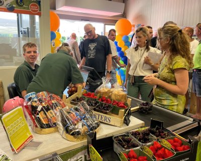 Drukbezochte opening van Buurtmarkt Blije Bikkels in Bergharen Drukbezochte opening van Buurtmarkt Blije Bikkels in Bergharen