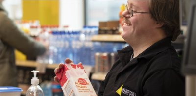 Medewerker van Buurtmarkt Beers toont een pak aardbeien Medewerker van Buurtmarkt Beers toont een pak aardbeien