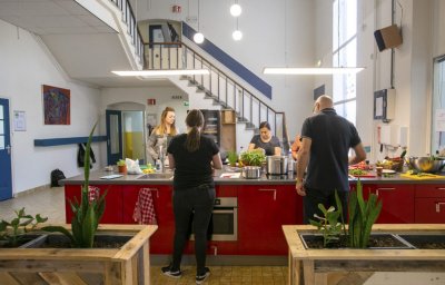 Deelnemers koken samen in de keuken van het Participatiehuis Deelnemers koken samen in de keuken van het Participatiehuis