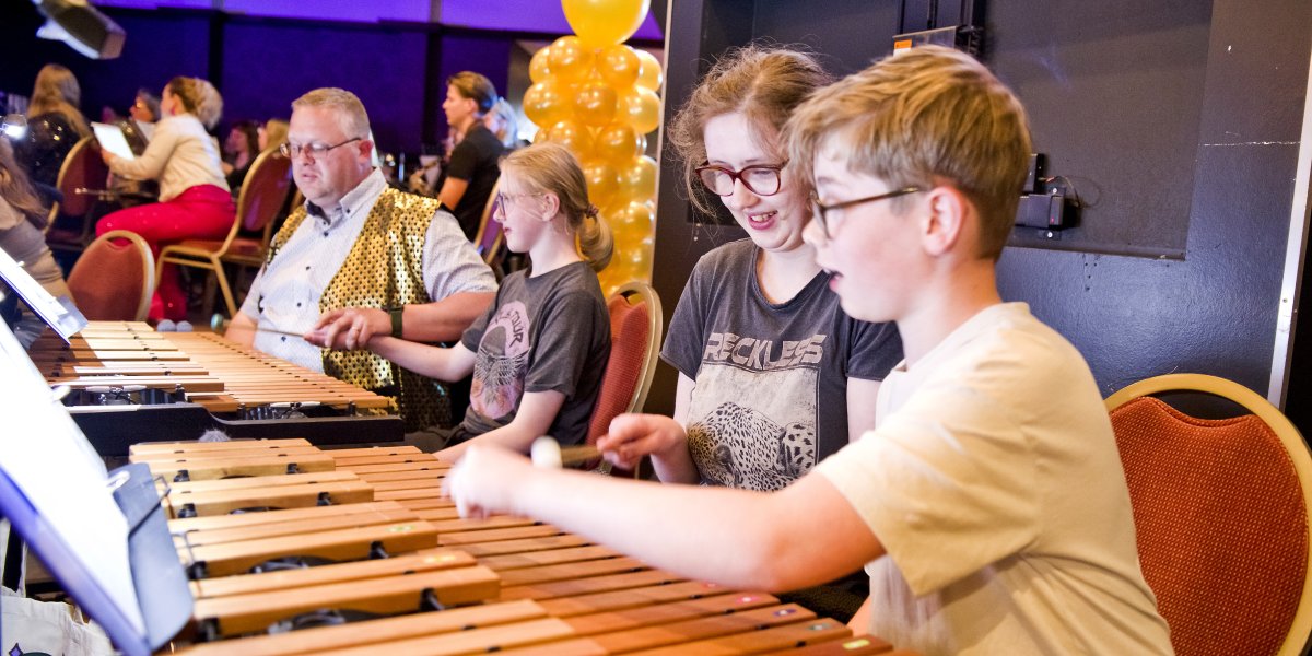 Muzikanten van Harmonie Sint Jan maken samen muziek tijdens het discoconcert in Wierden. Muzikanten van Harmonie Sint Jan maken samen muziek tijdens het discoconcert in Wierden.